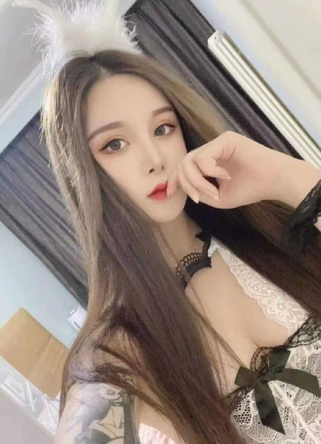 下面很会夹，高潮的时候一紧一放的