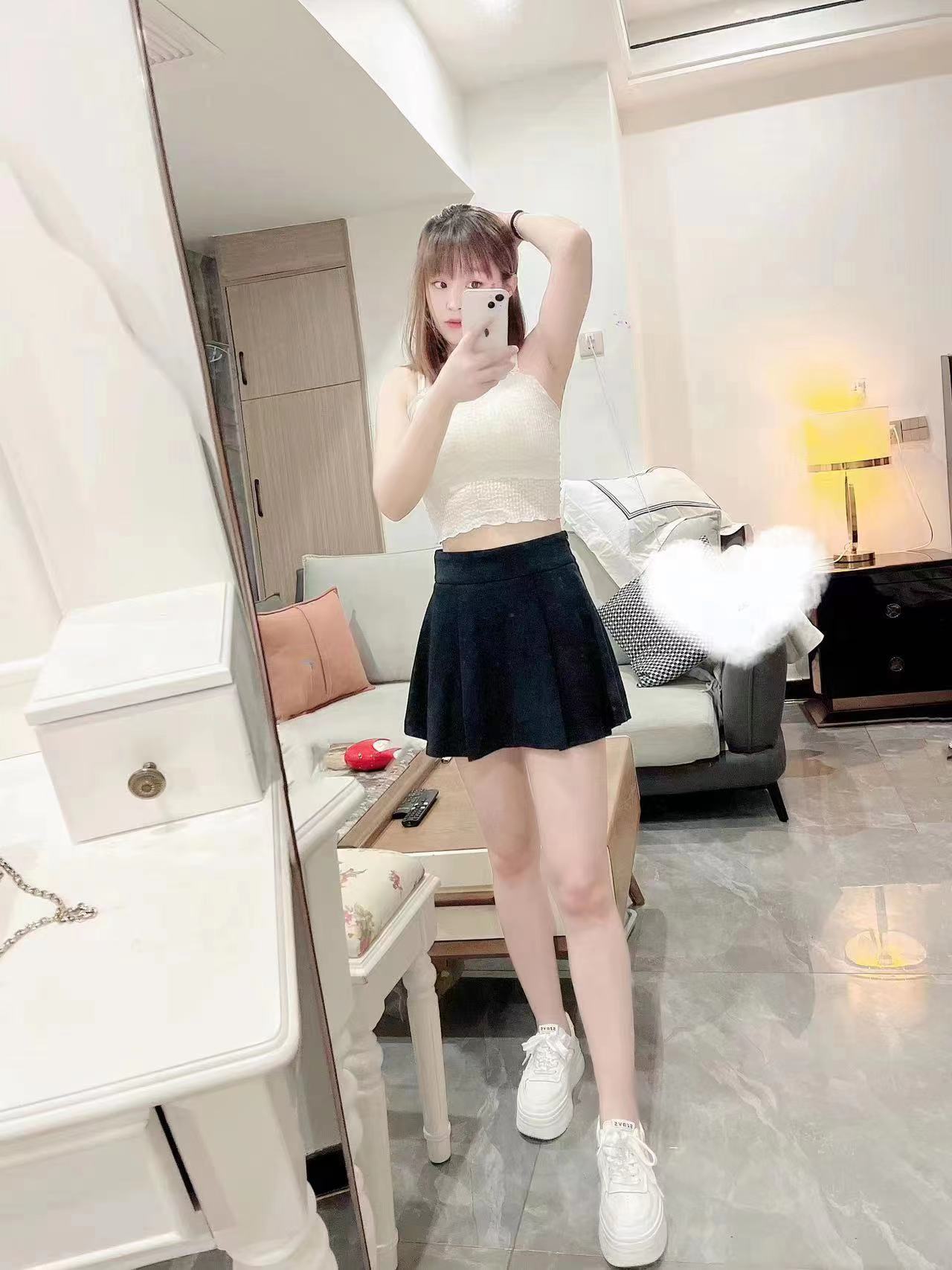 漂亮大方，气质高雅，娇小玲珑