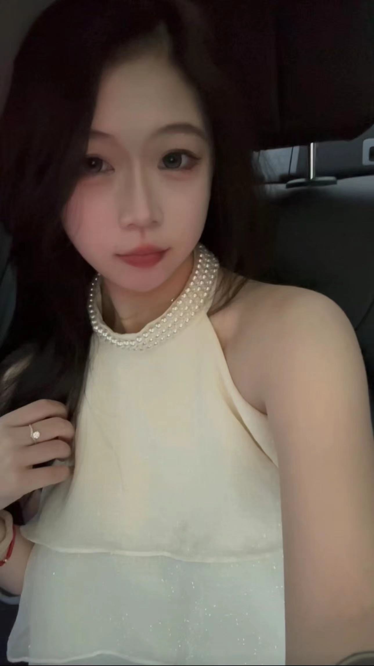 高端粉嫩妹子，肤白貌美，懂事听话