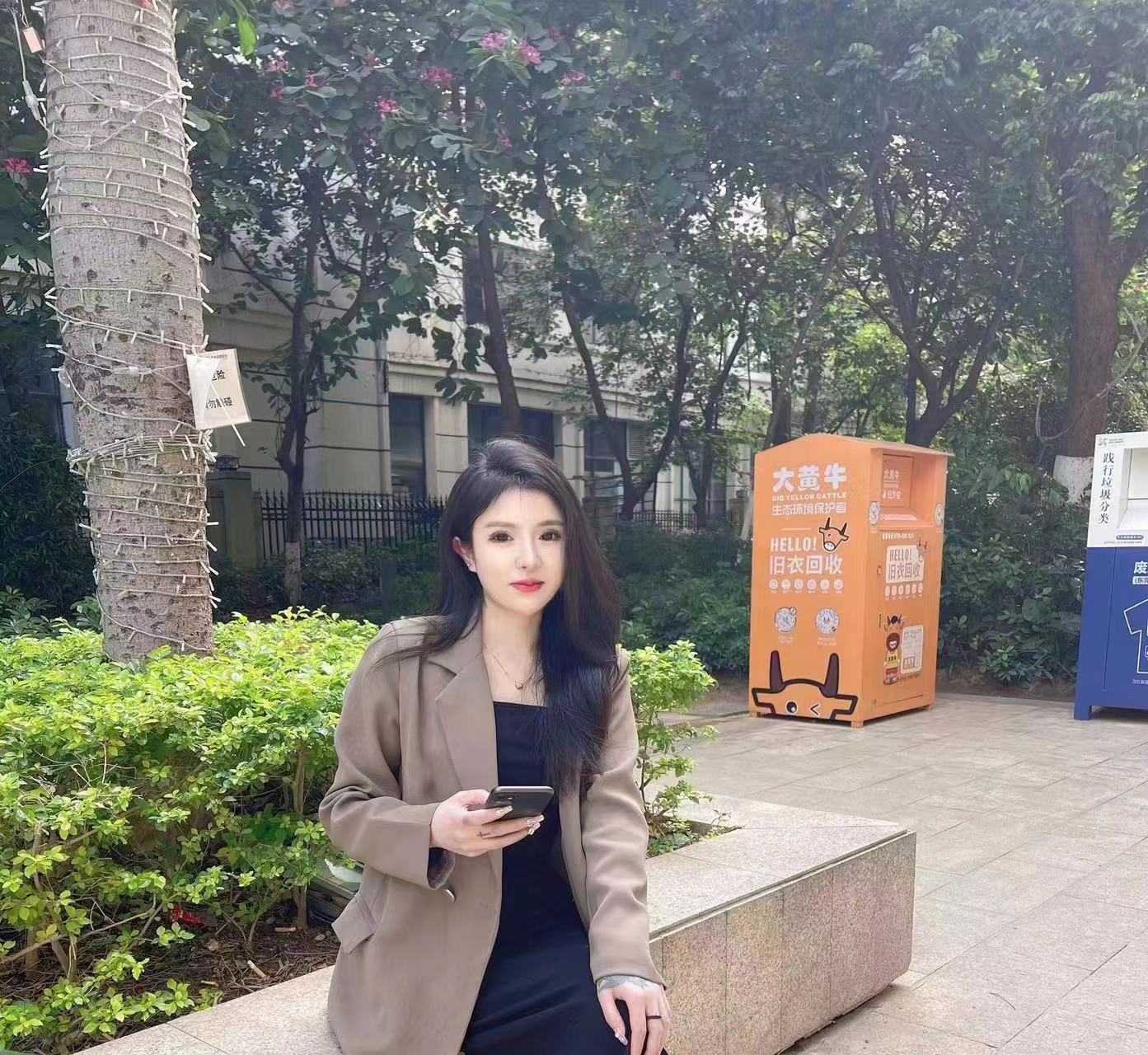 帮她脱衣服太爽了，我弟弟受不了.....