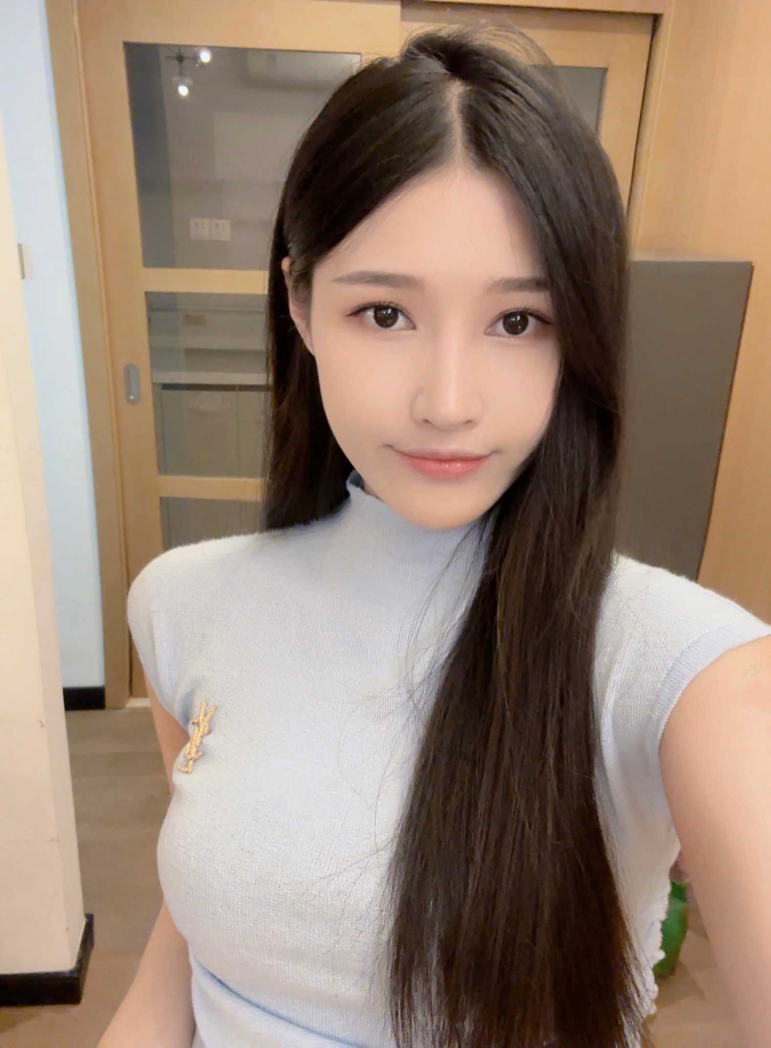 超级性感的小姐姐