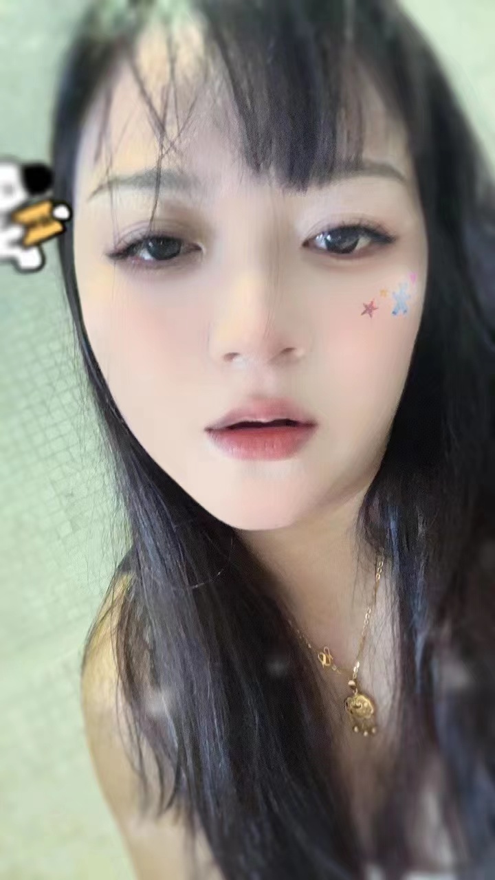 在床上很开放，各种姿势都会