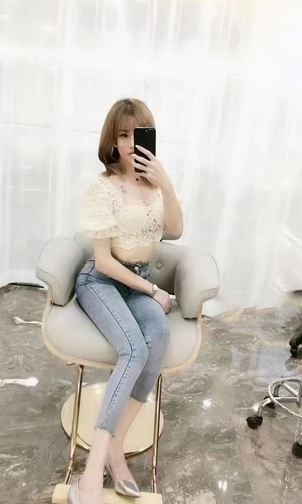 奶子蛮挺，揉起来是真的爽