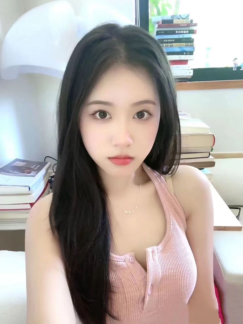 小姐姐人非常高大，，颜值也不错