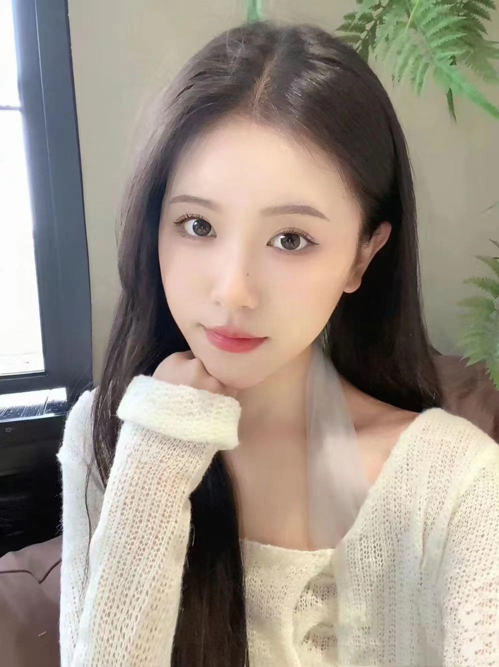 小姐姐人非常高大，，颜值也不错