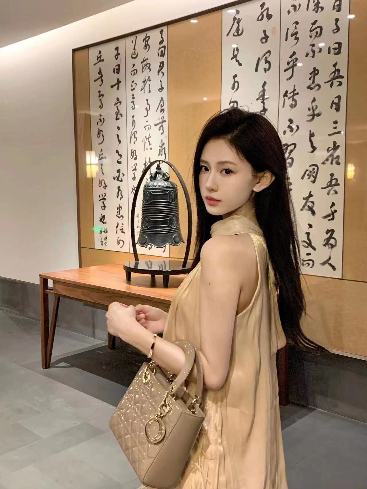 一副享受的销魂表情，玩的很嗨