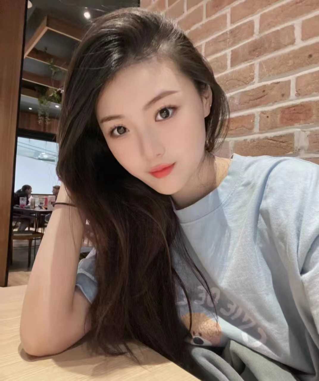 长相乖巧，性格大方，胸大。