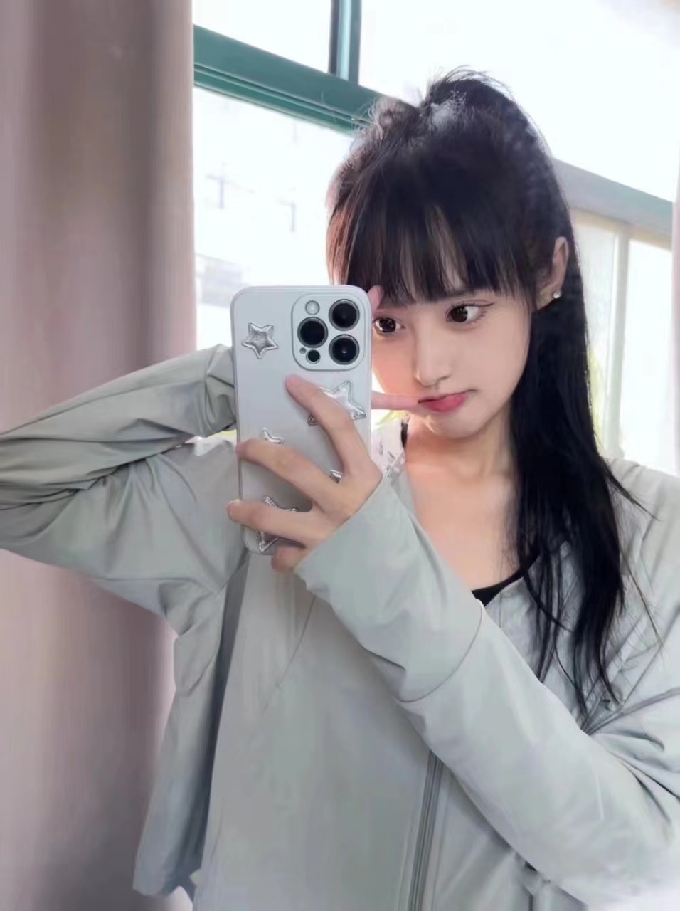 长相乖巧，性格大方，胸大。