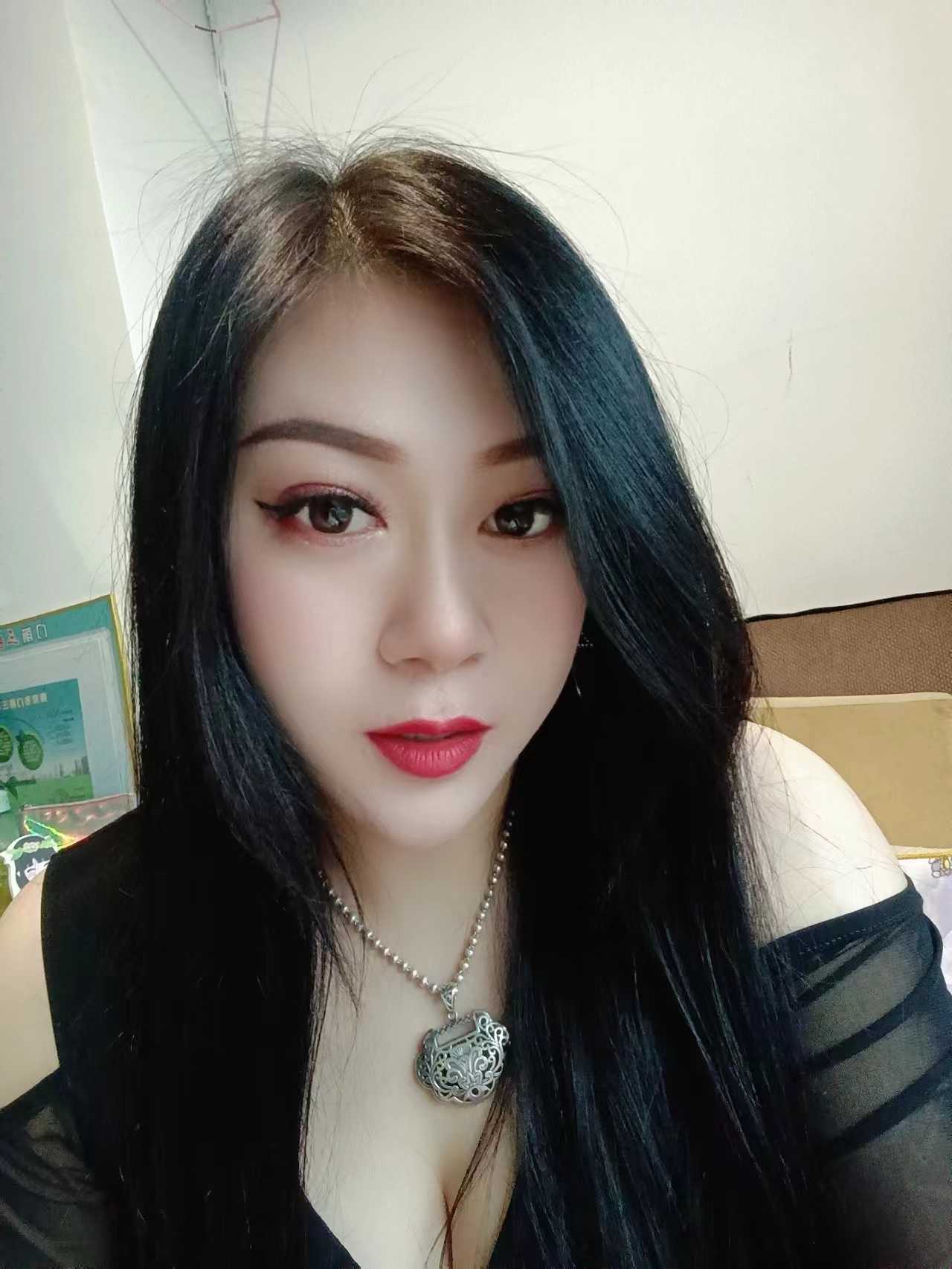 黑丝大奶性感妹子