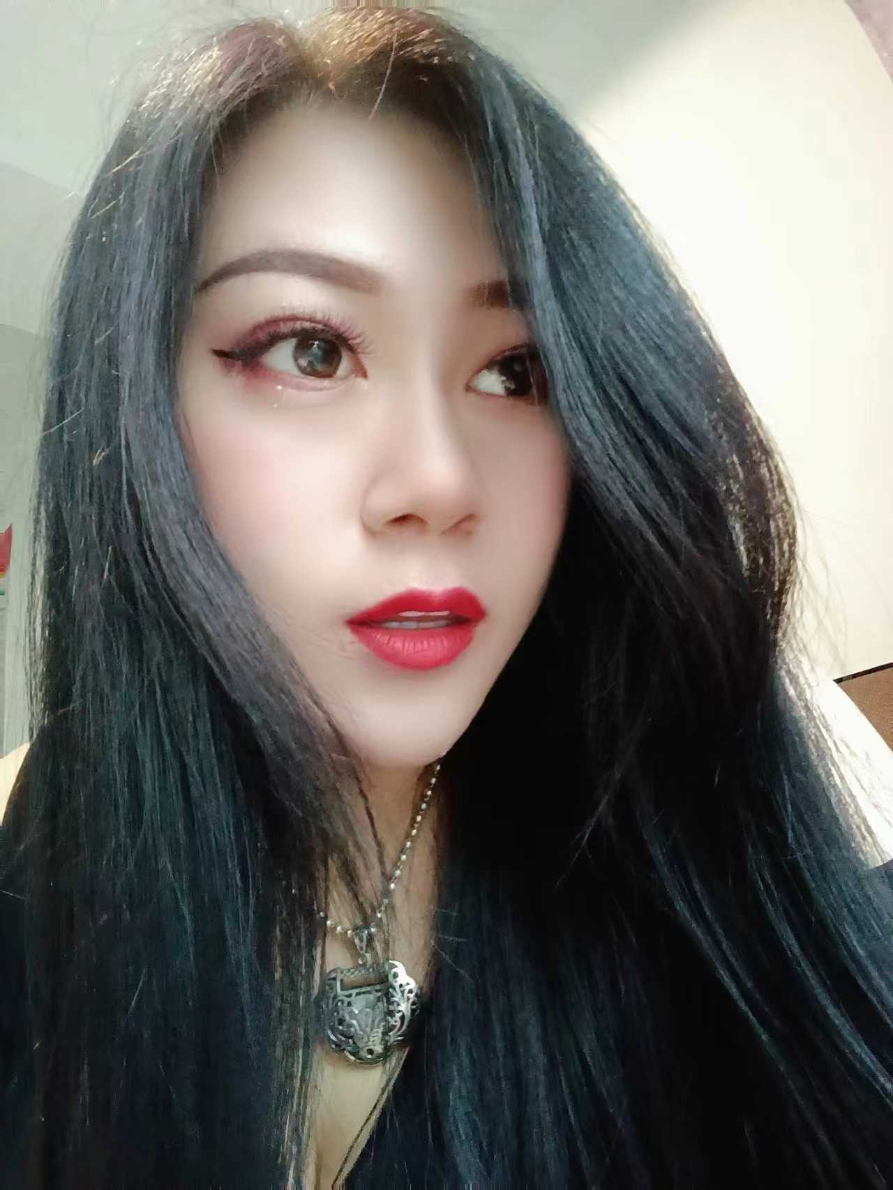 黑丝大奶性感妹子