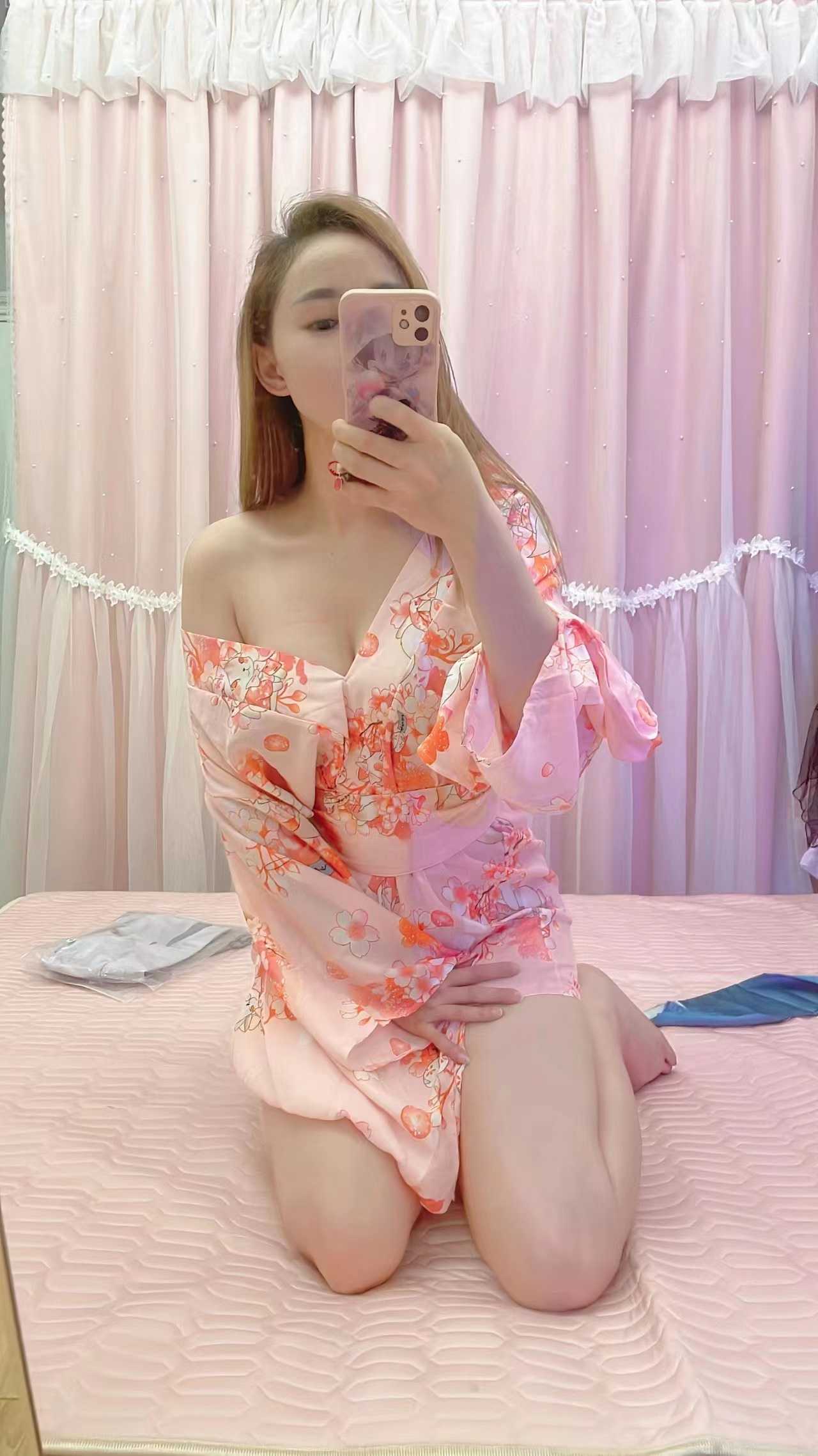 美女做活真的很认真，很舒服