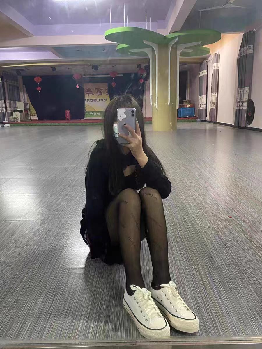 穴又紧又润，非常不错挺满意的