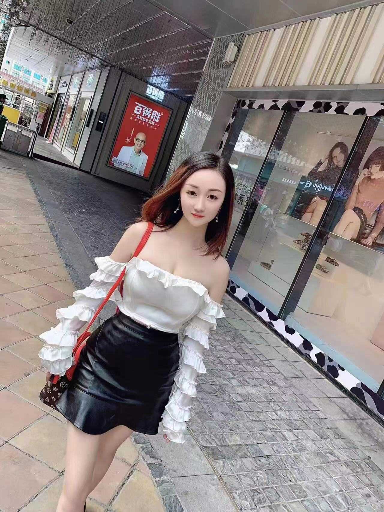 有小制服，看个人爱好