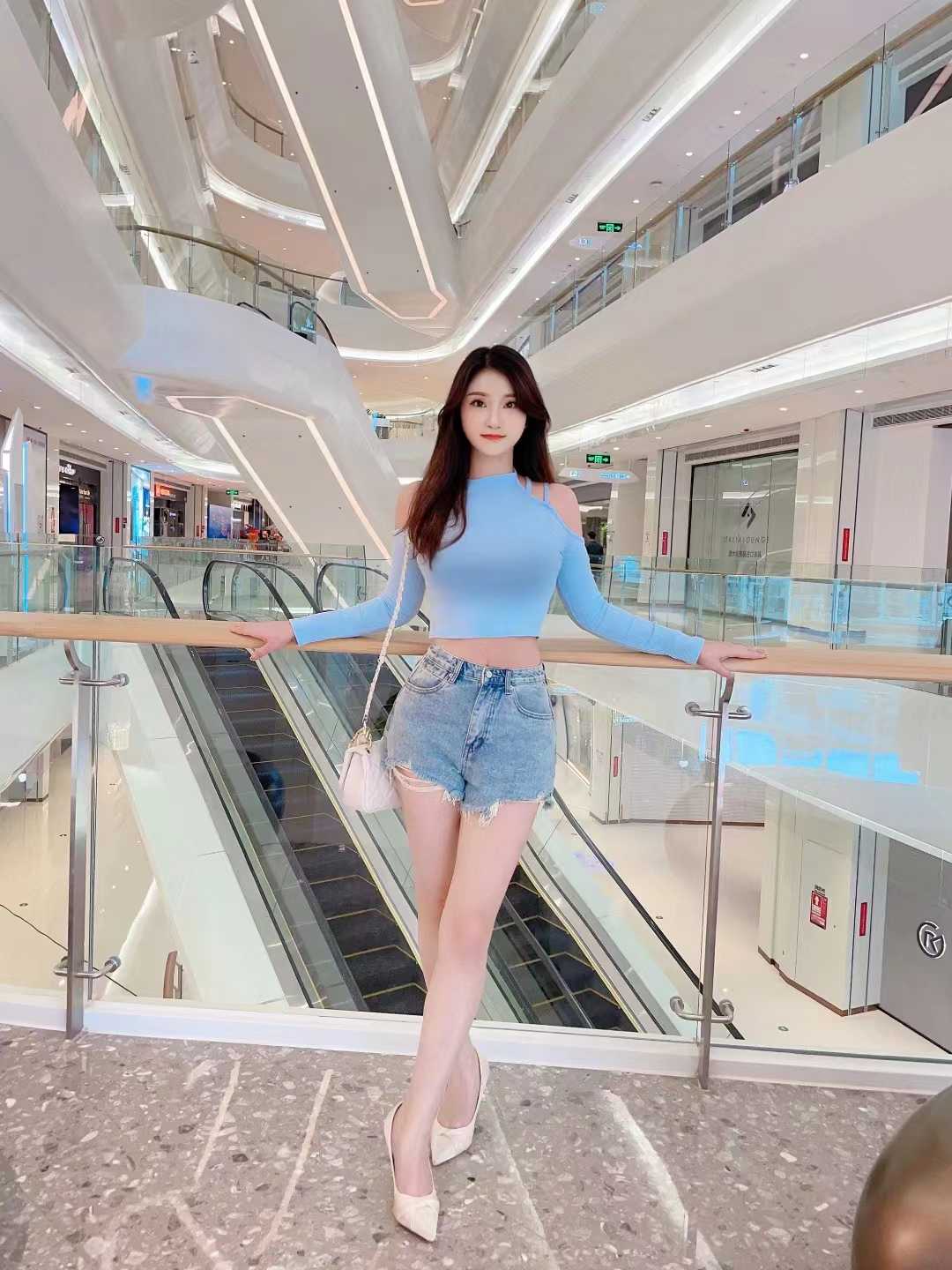 人很热情开放，胸大臀翘