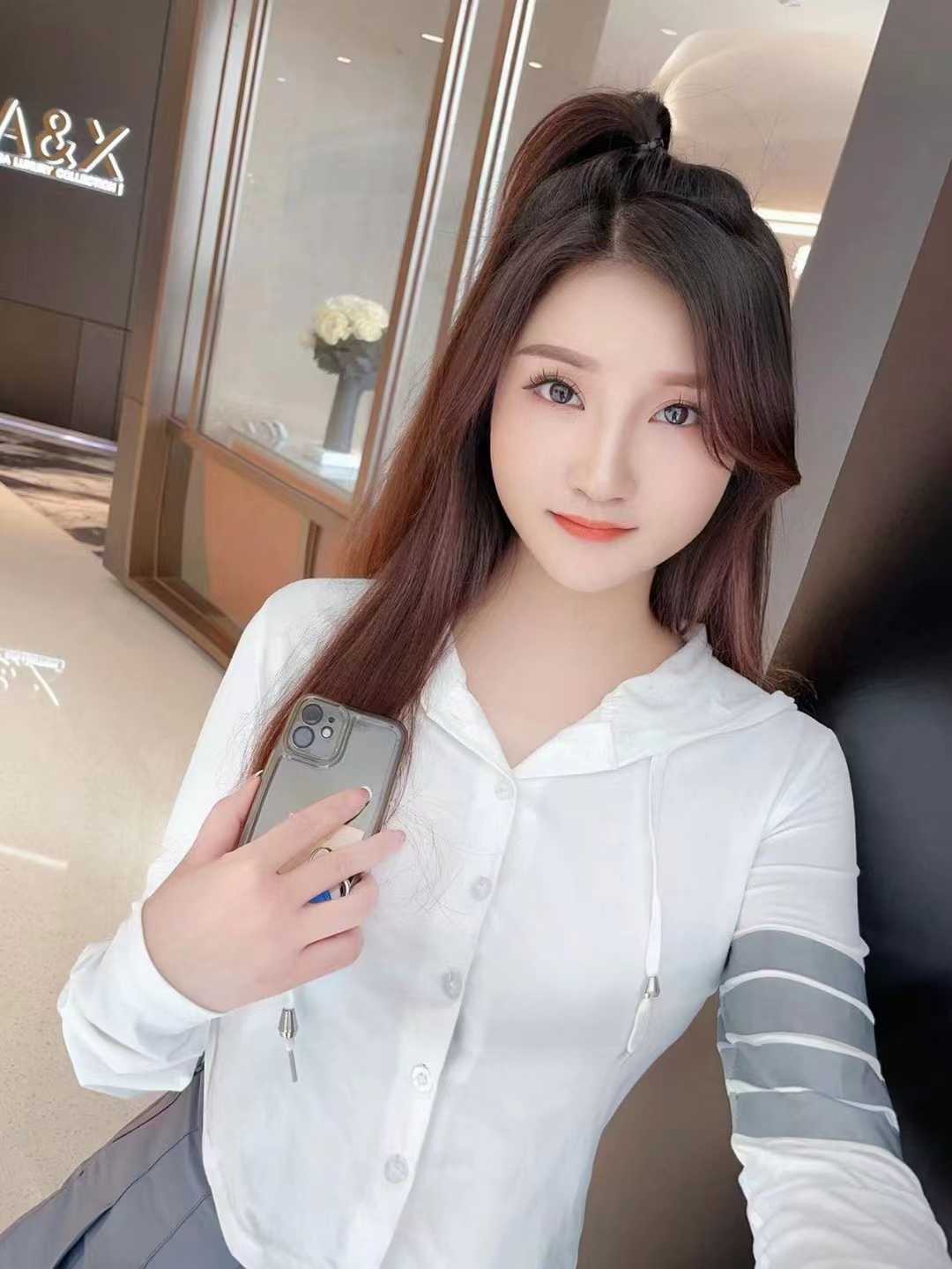 人很热情开放，胸大臀翘