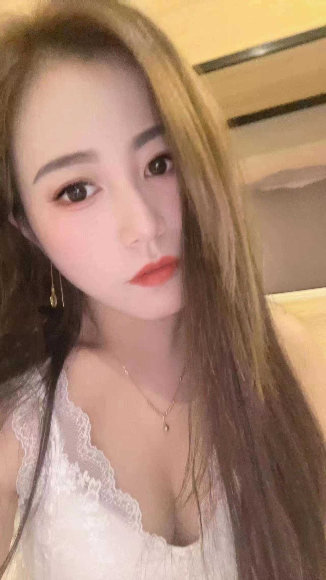 人很热情开放，胸大臀翘