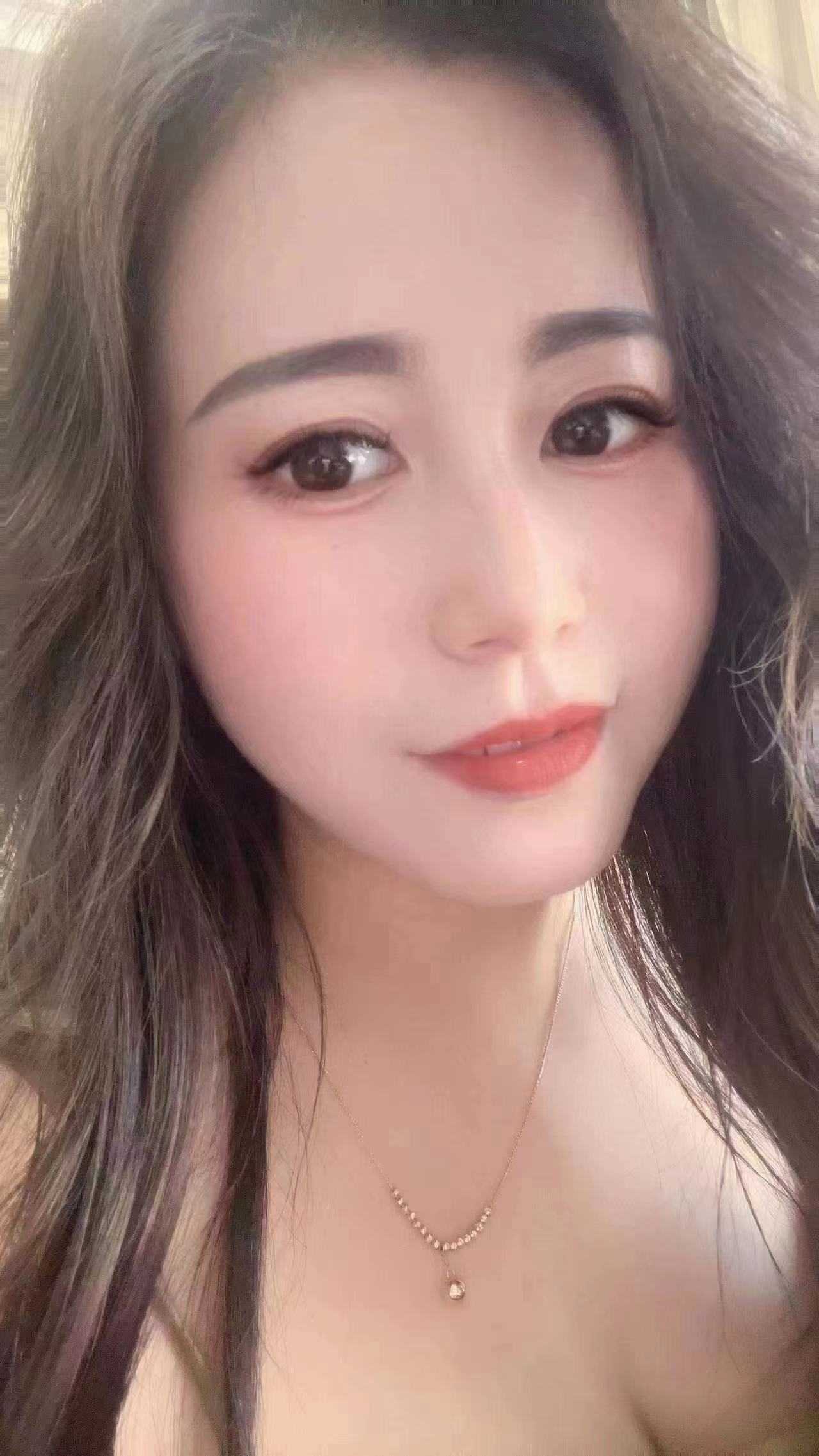 人很热情开放，胸大臀翘