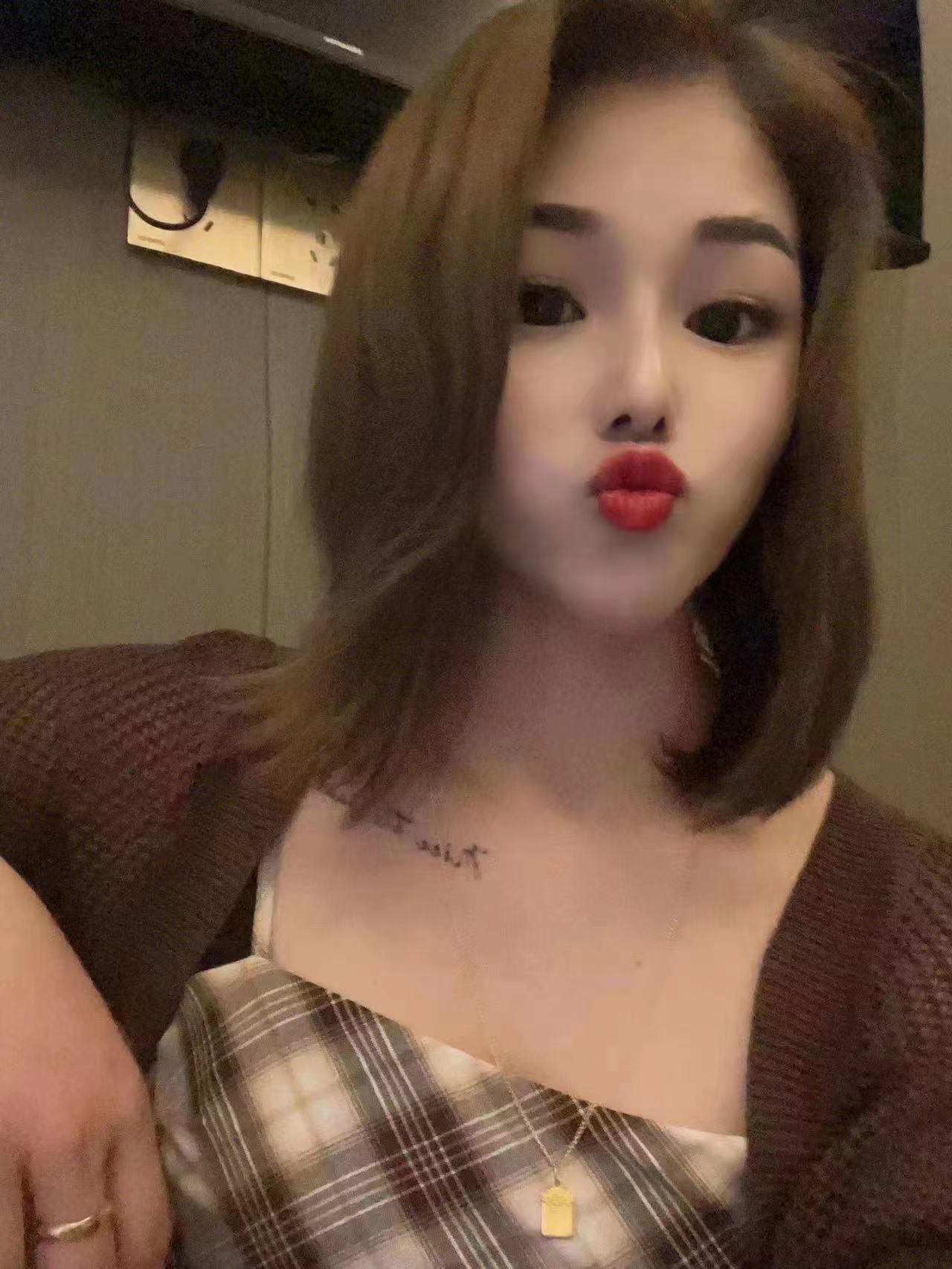 姿势很多。也可以自己调教