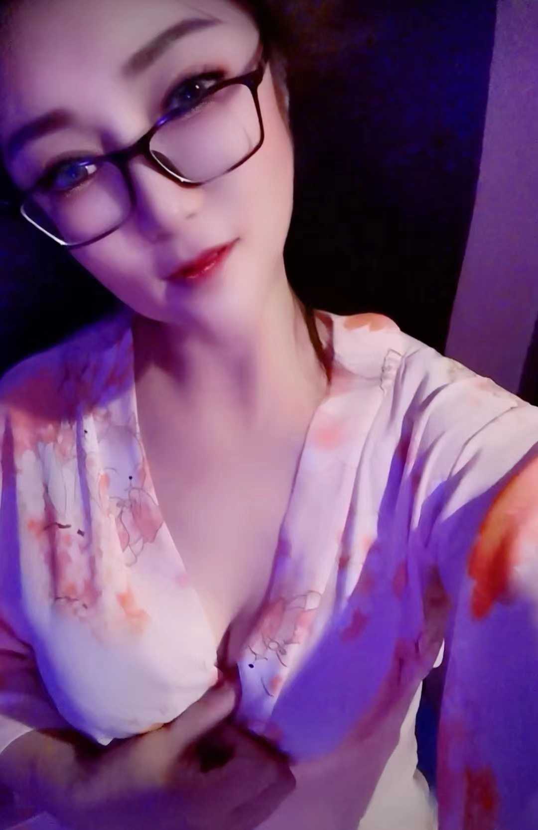 丰满身材，韵味十足的姐姐