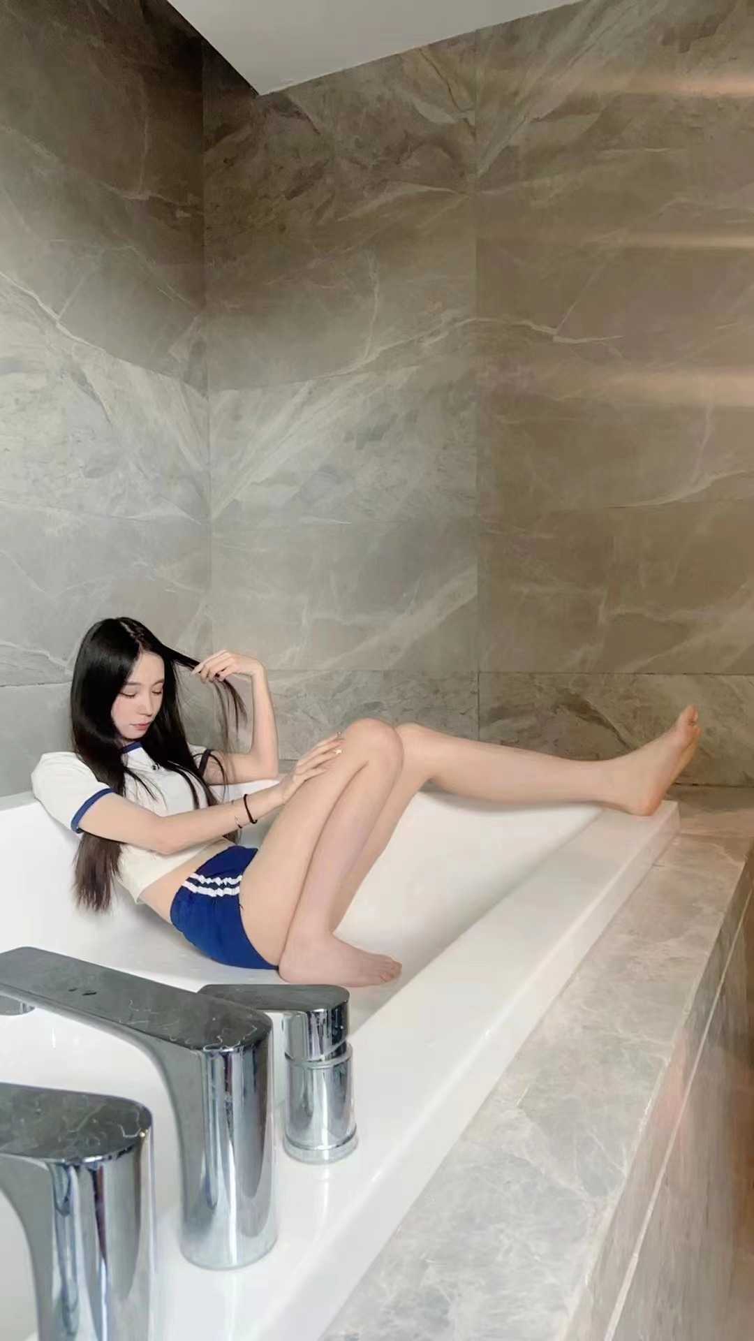 妹子的胸很大，各种姿势都会kh也很棒