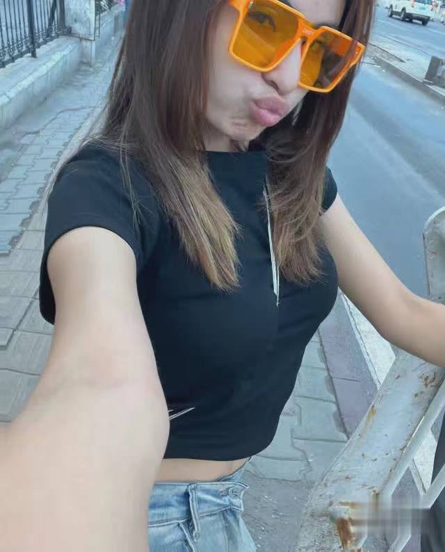 边摸胸边干没几下又交枪了