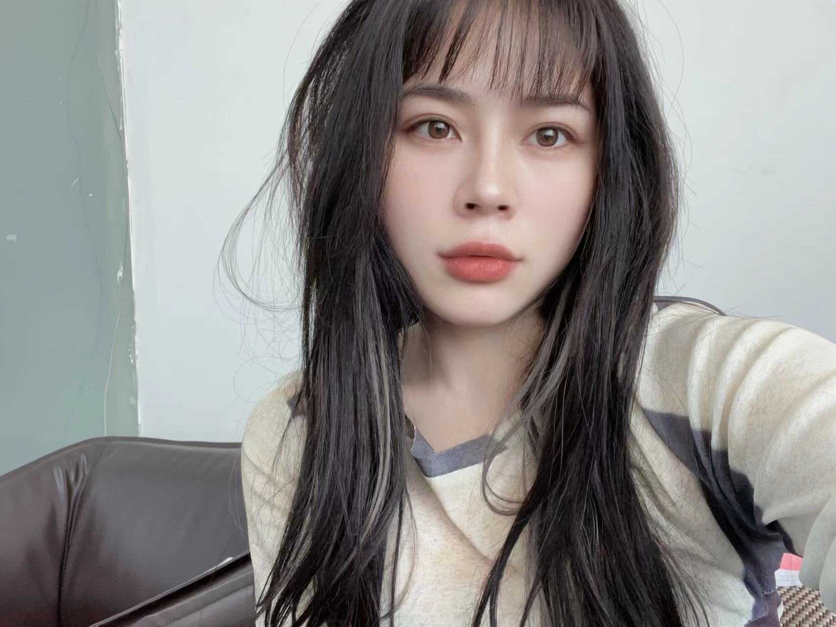 换上了我喜欢的制服和黑丝后开始服务