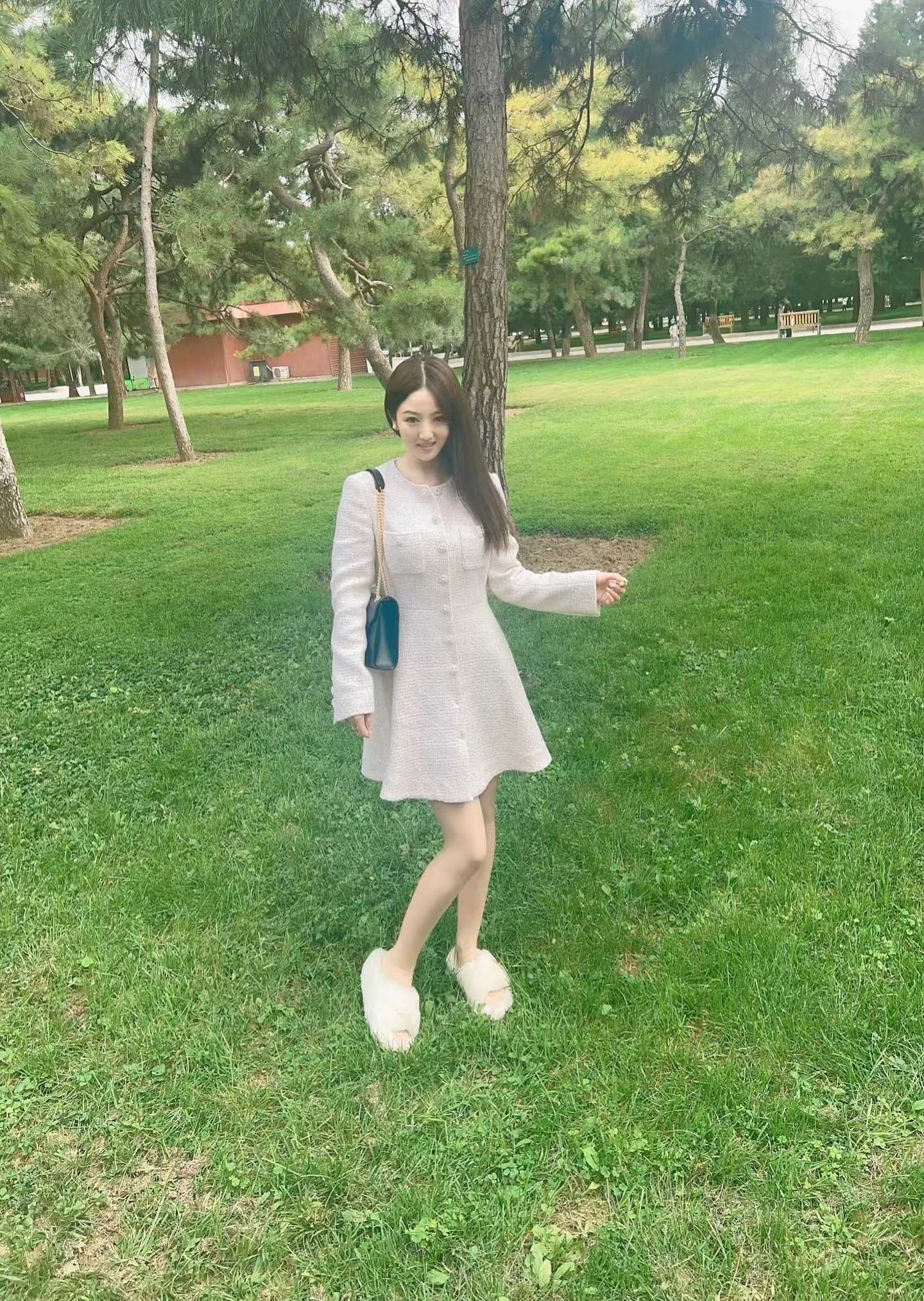 年轻貌美气质非常好的小姐姐