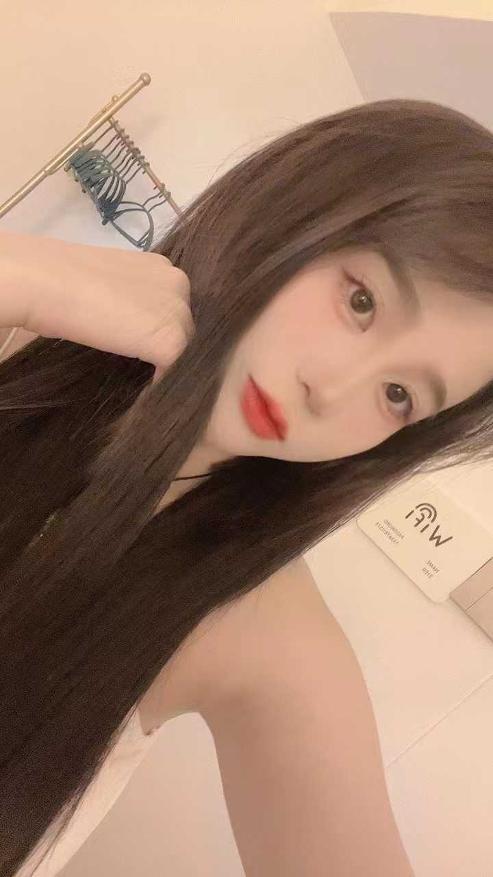 大胸丰满的年青美女