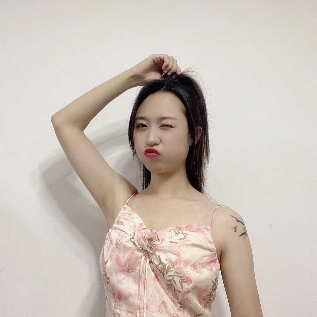 妹子的胸很大，各种姿势