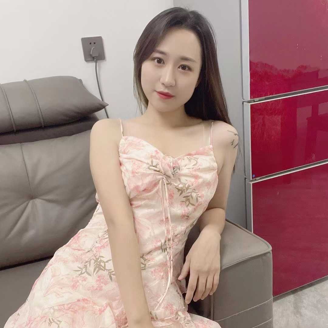 妹子的胸很大，各种姿势