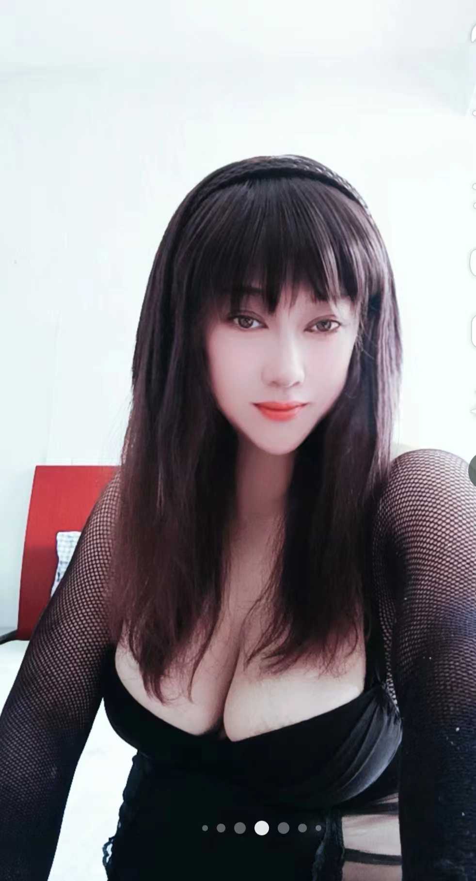 双手控不了她的两个肉球