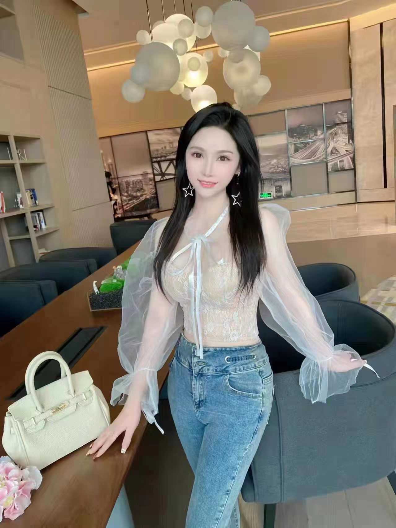 胸大白白的，最后射了提裤子走人