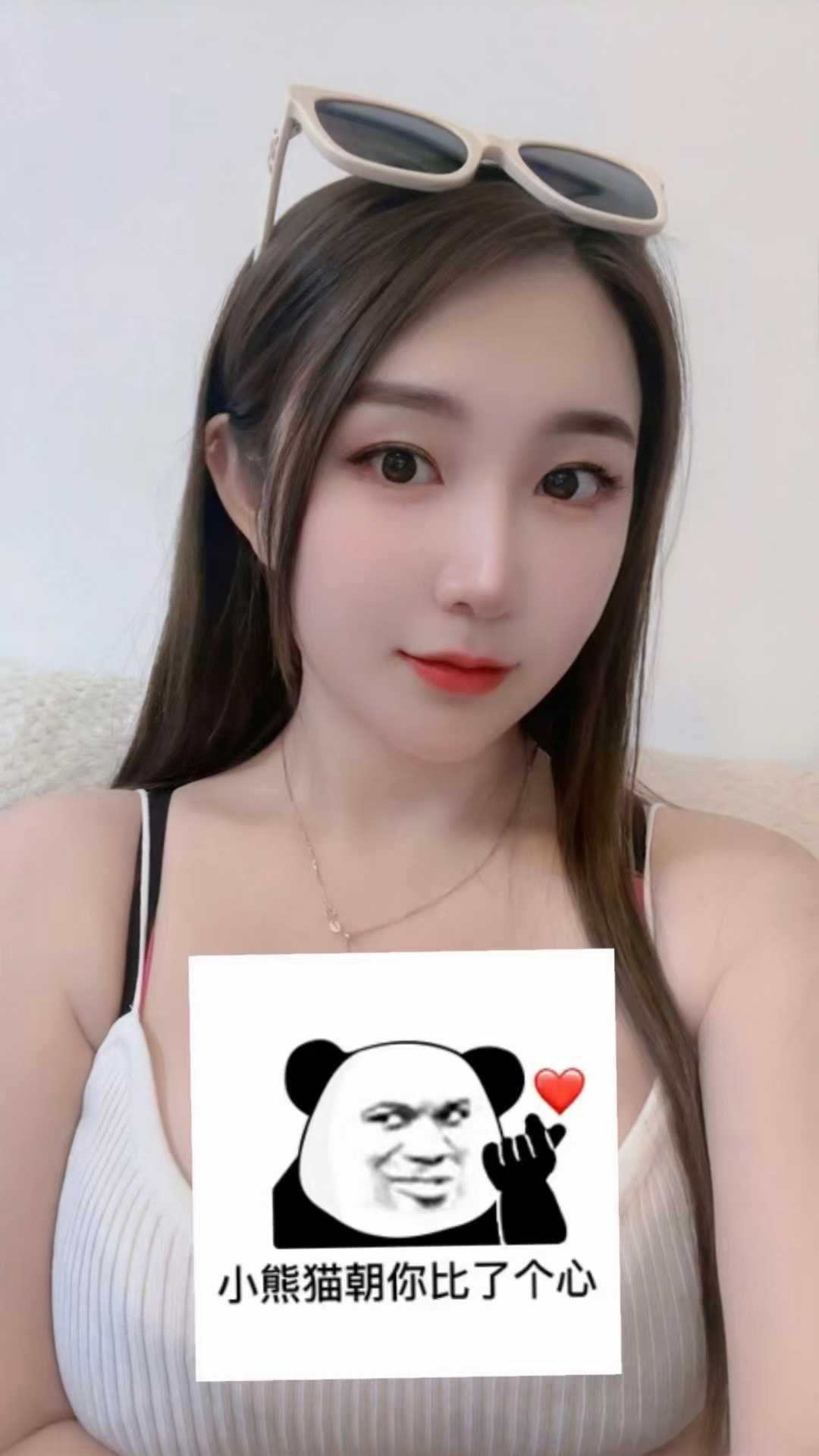 边干一边摸着她的大奶子