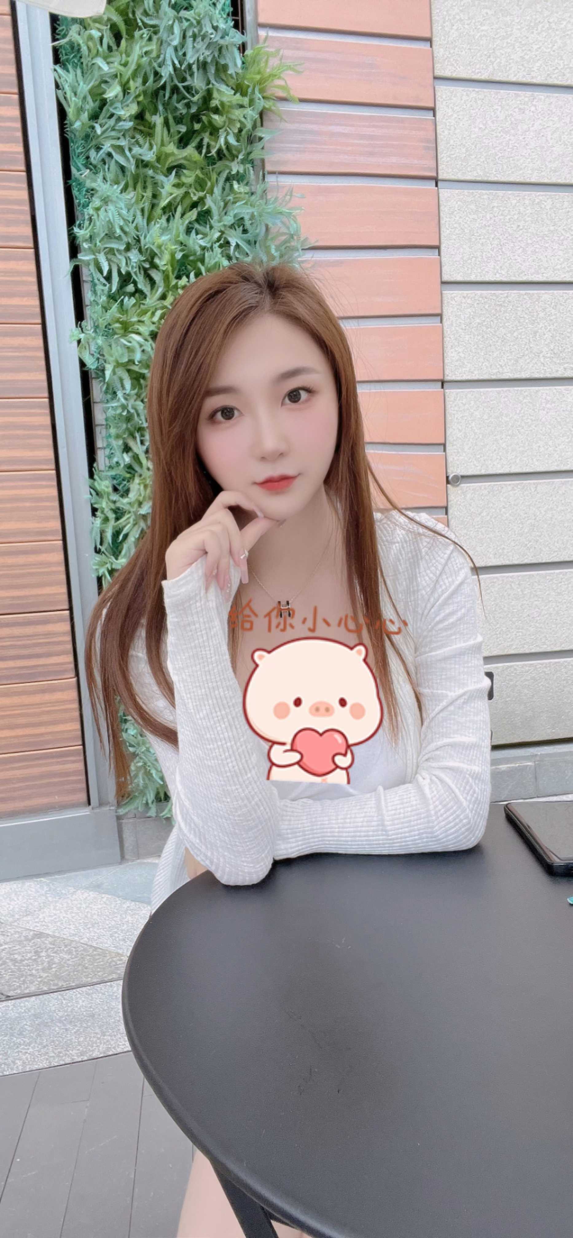 边干一边摸着她的大奶子