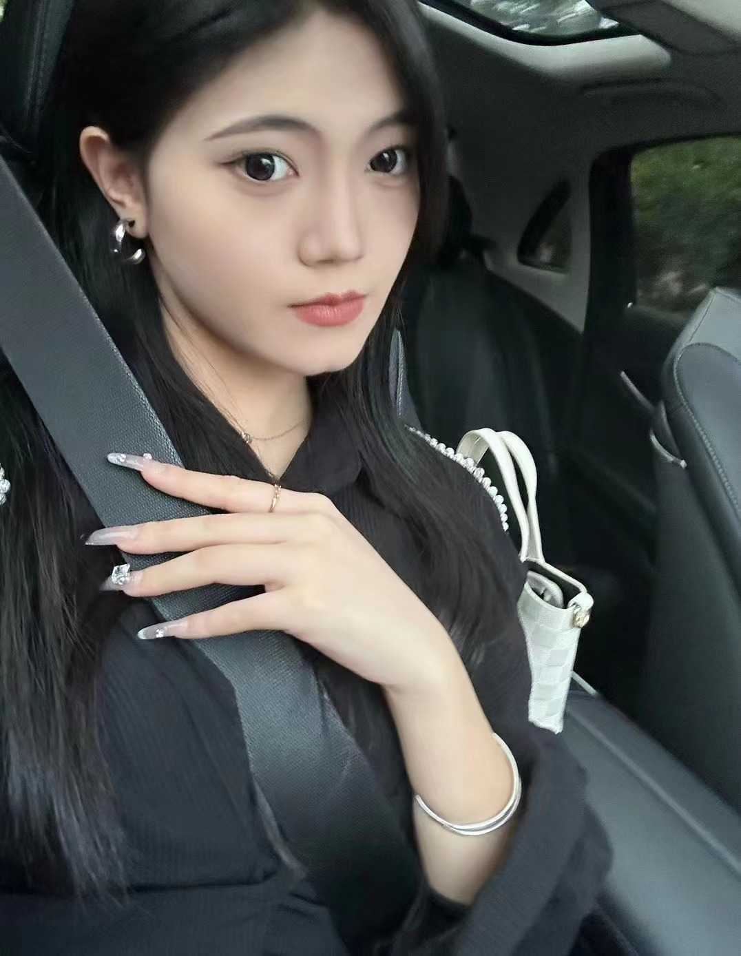 年轻柔嫩的小姐姐