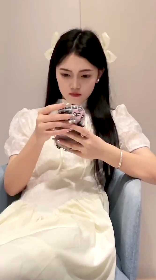 年轻柔嫩的小姐姐