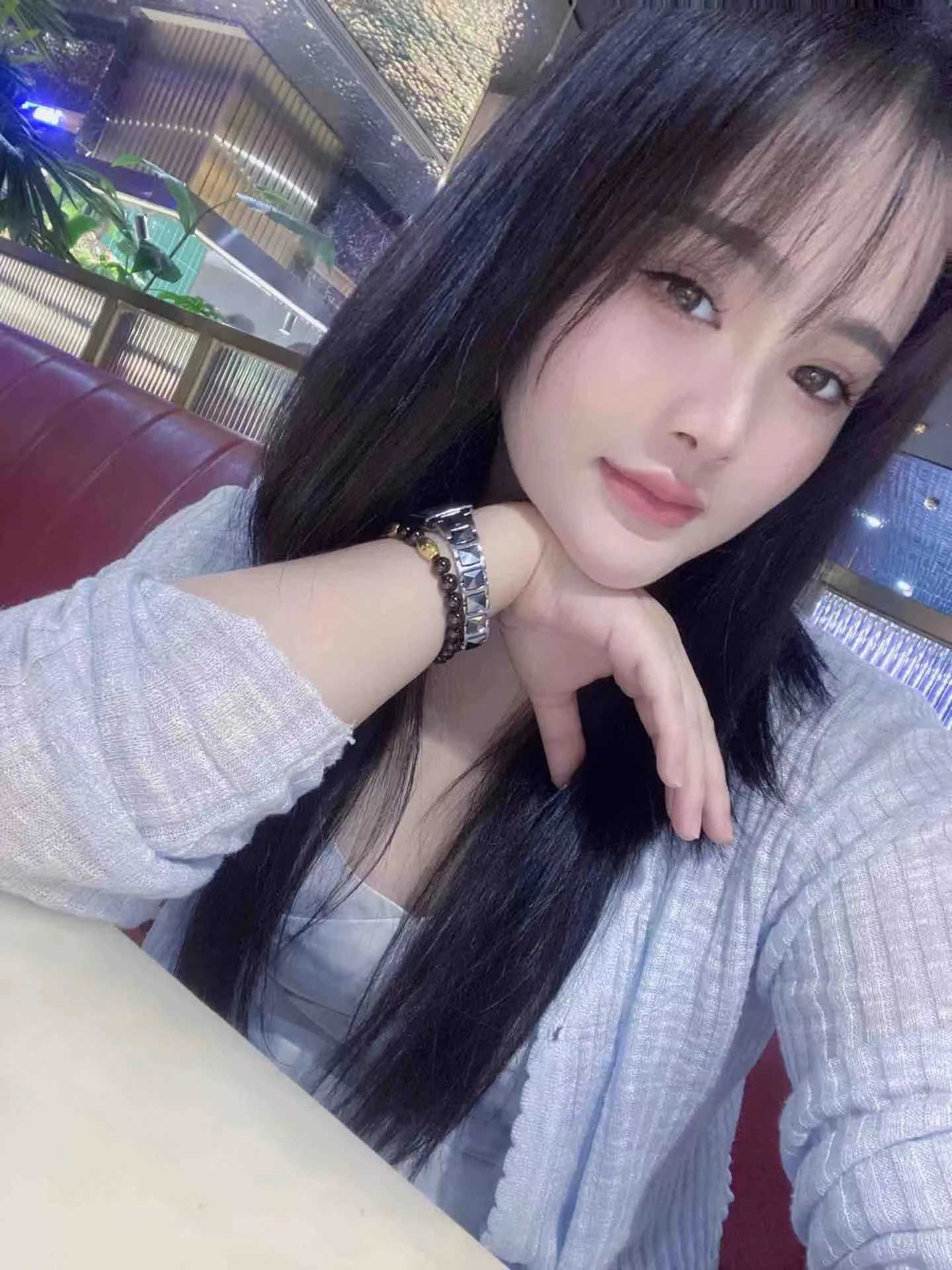 本人属于火辣身材，待人真诚，性格开放，各种姿势都能玩，也乐于配合、、、