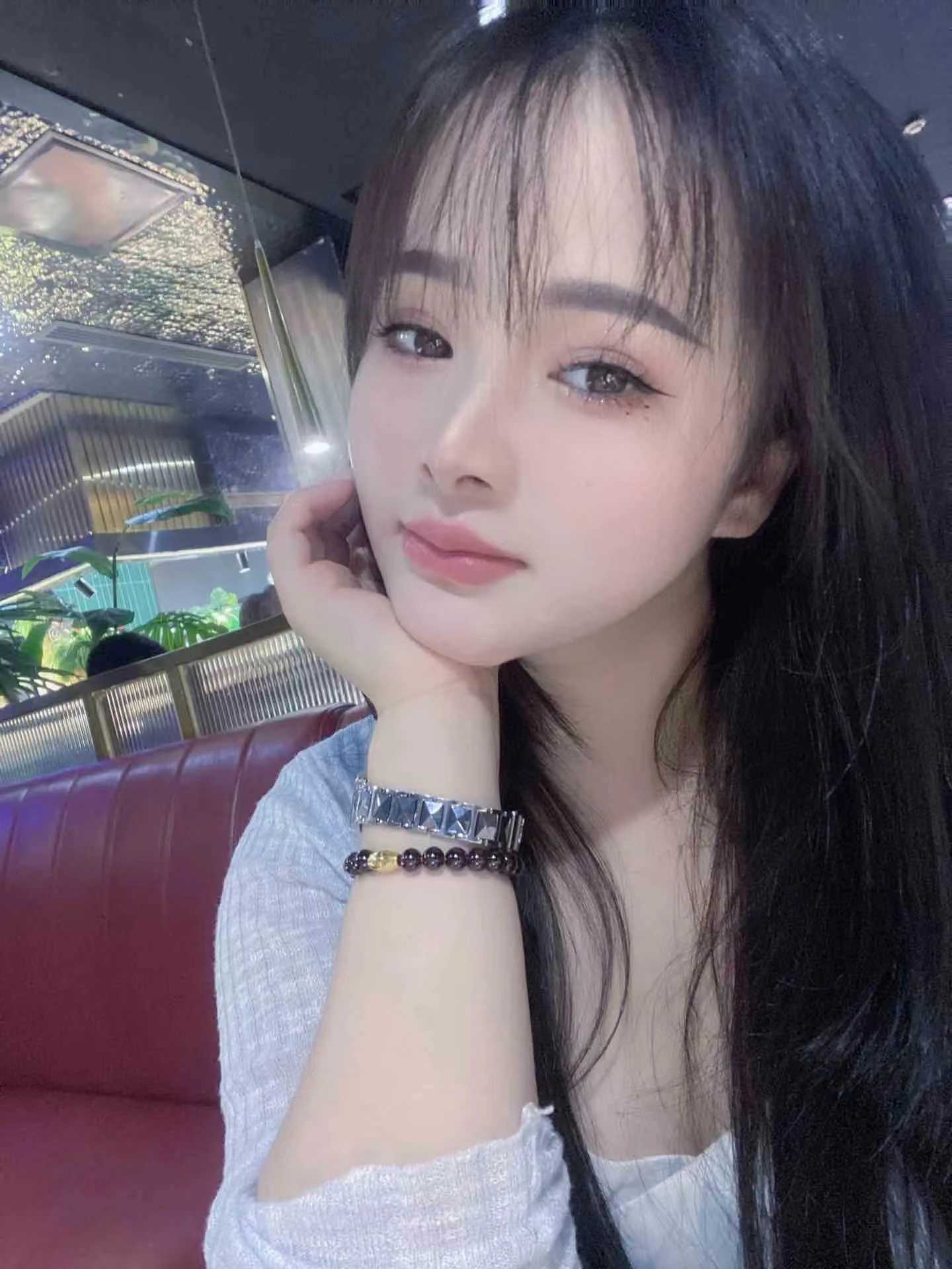 本人属于火辣身材，待人真诚，性格开放，各种姿势都能玩，也乐于配合、、、