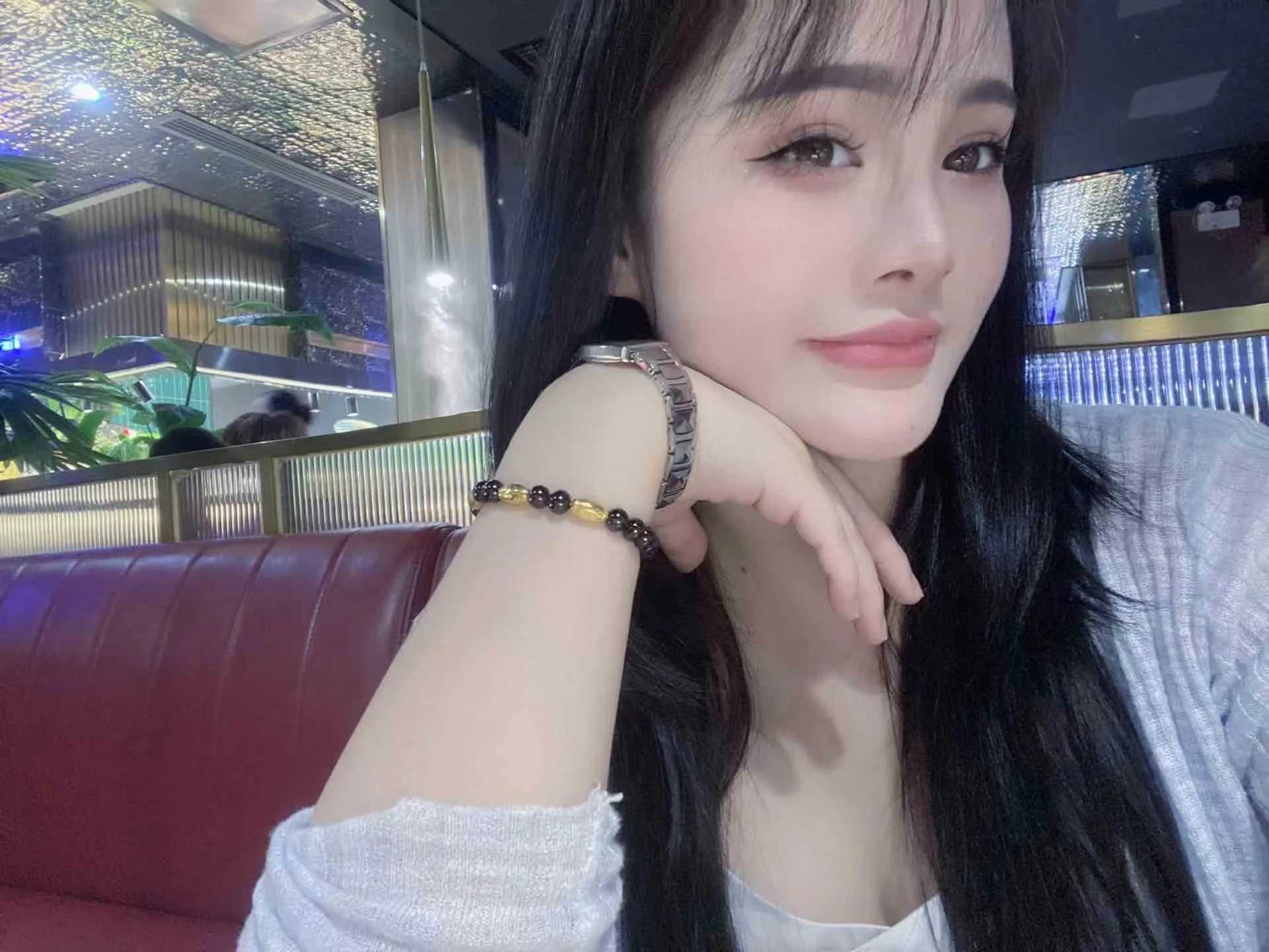 本人属于火辣身材，待人真诚，性格开放，各种姿势都能玩，也乐于配合、、、