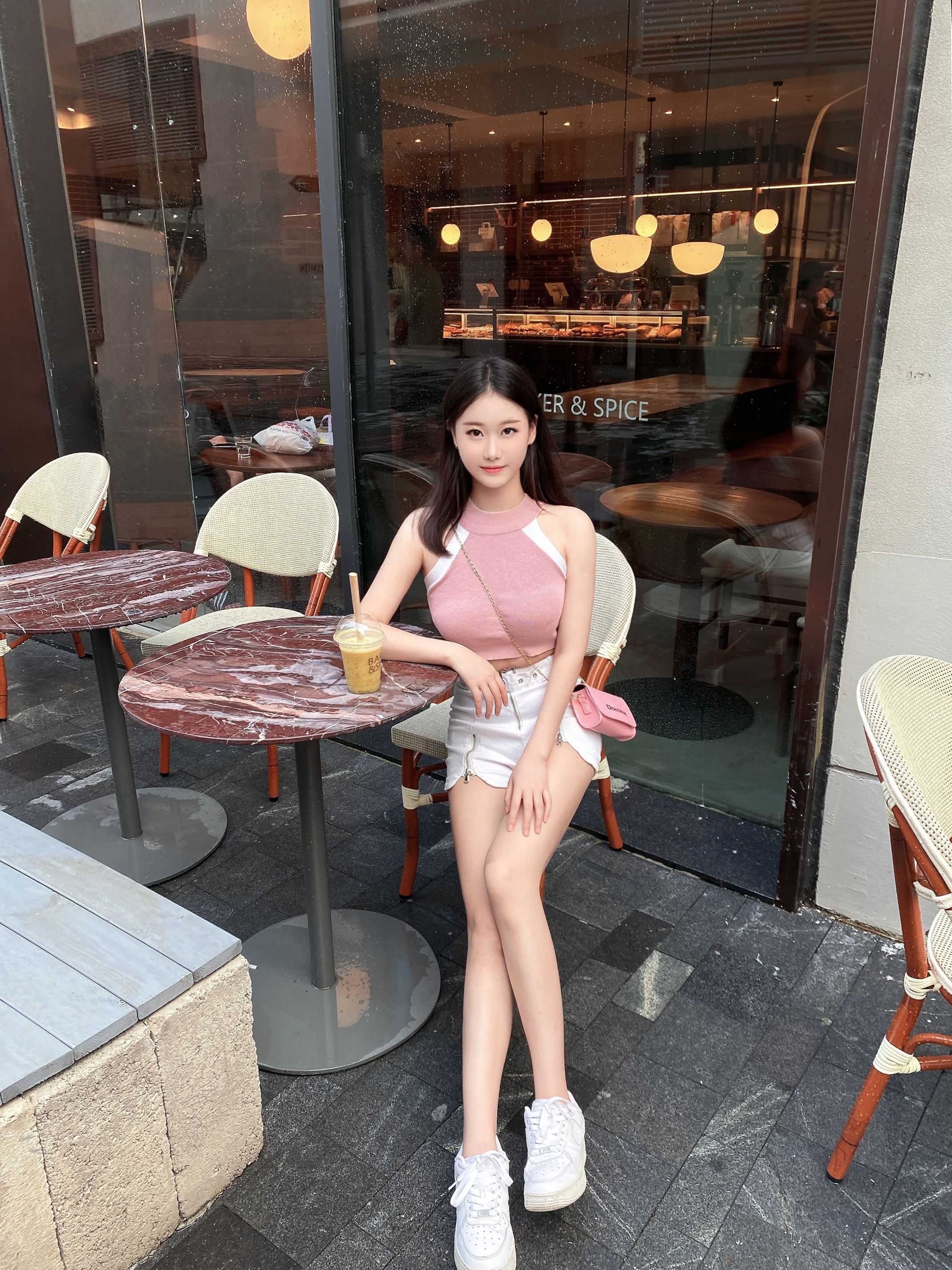 温柔前凸后翘的妹子