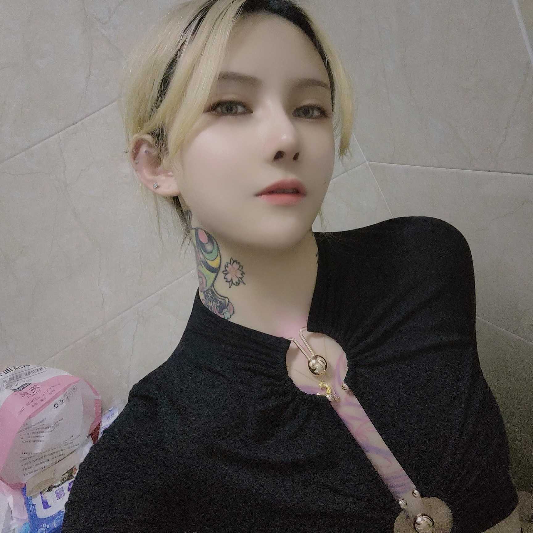 有纹身的性感美女