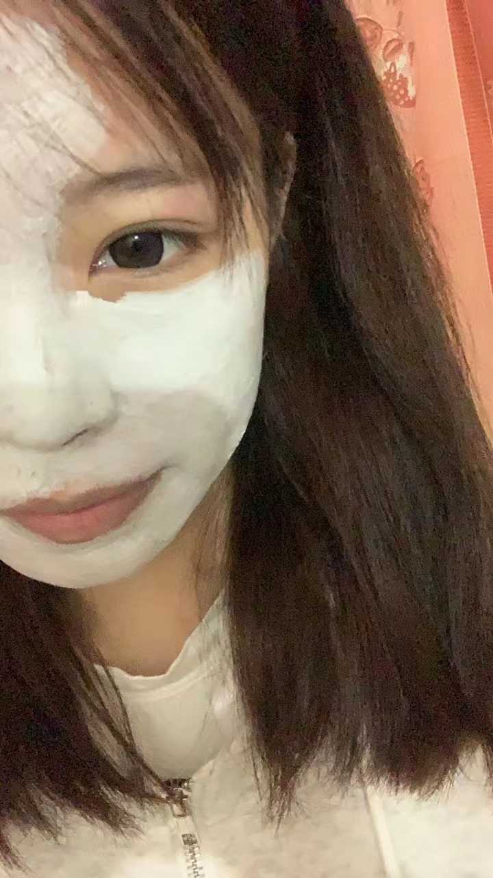 05年的小姐姐肤白貌美