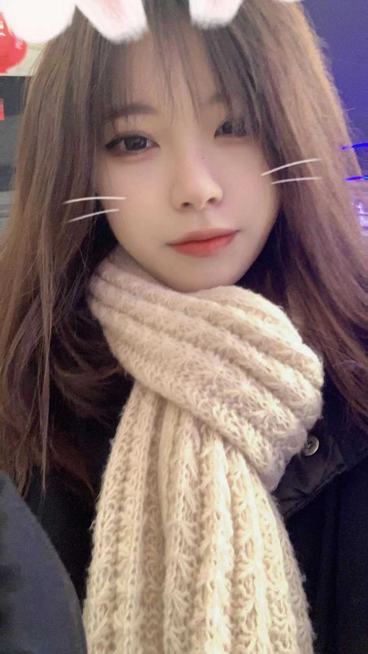 05年的小姐姐肤白貌美