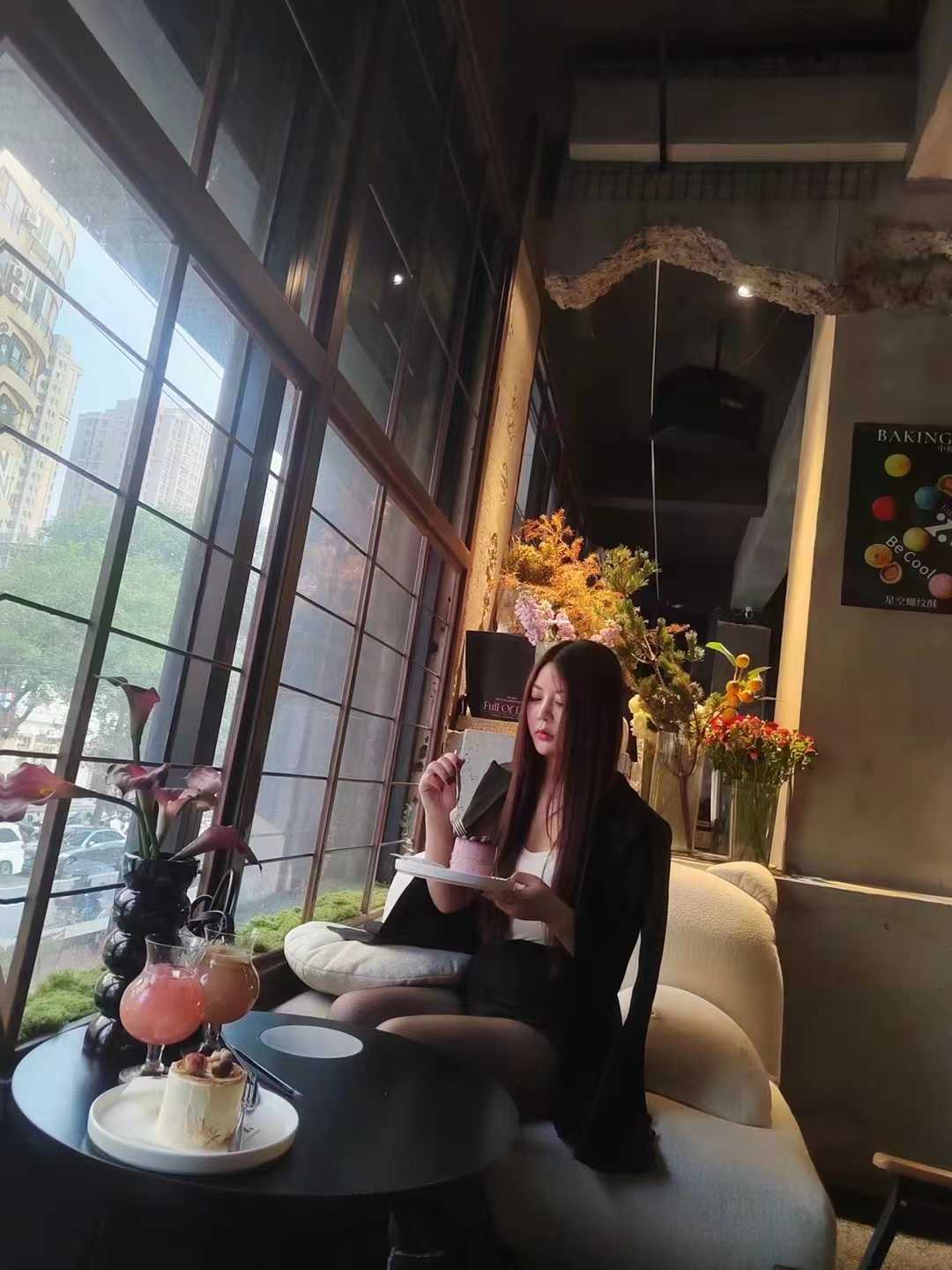 下面紧，胸大白白的