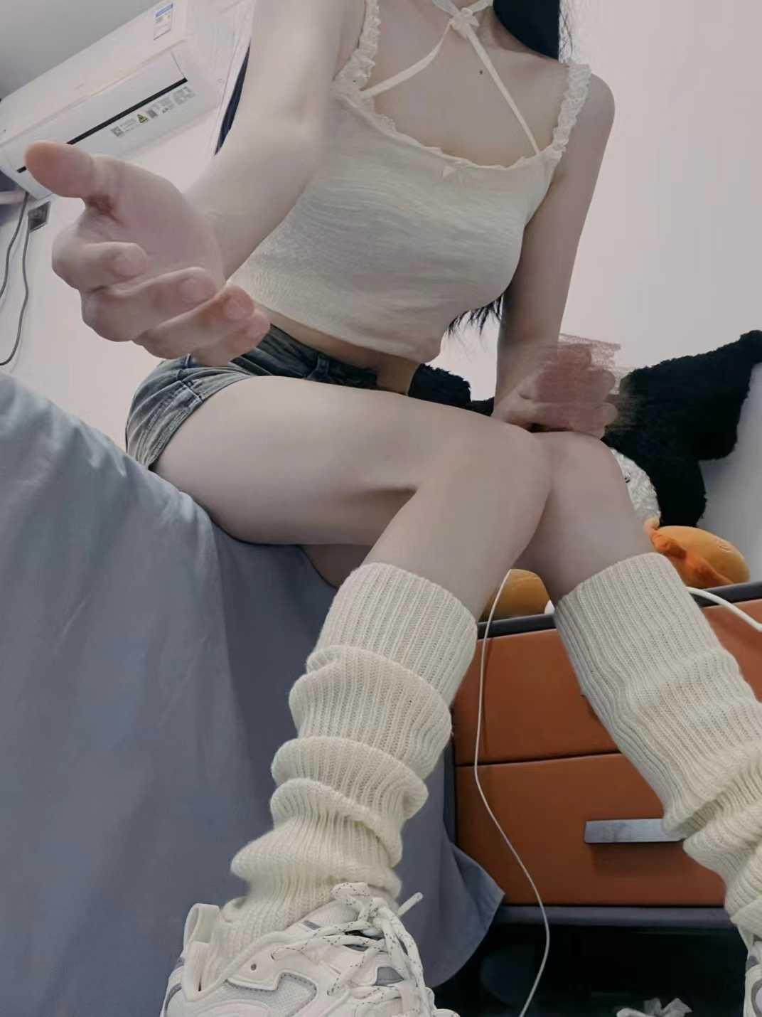 胸非常挺，又白又挺又大