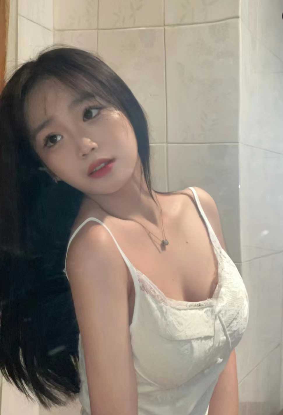 胸非常挺，又白又挺又大