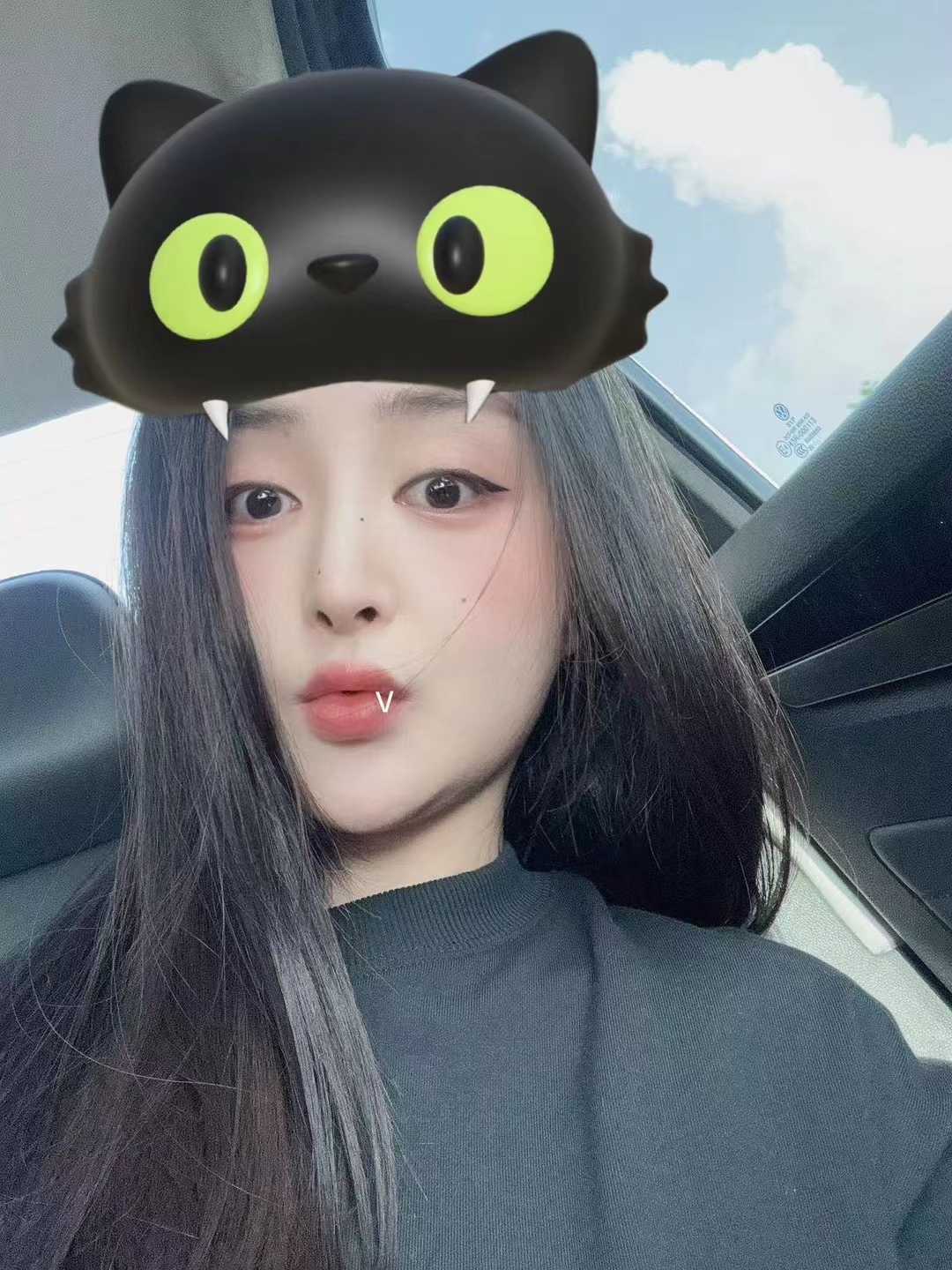 有点俏皮可爱的小姐姐