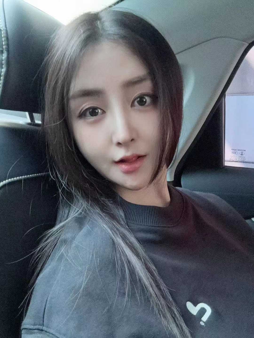 有点俏皮可爱的小姐姐