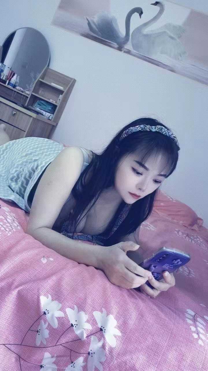 让她穿黑丝，后入爽翻了