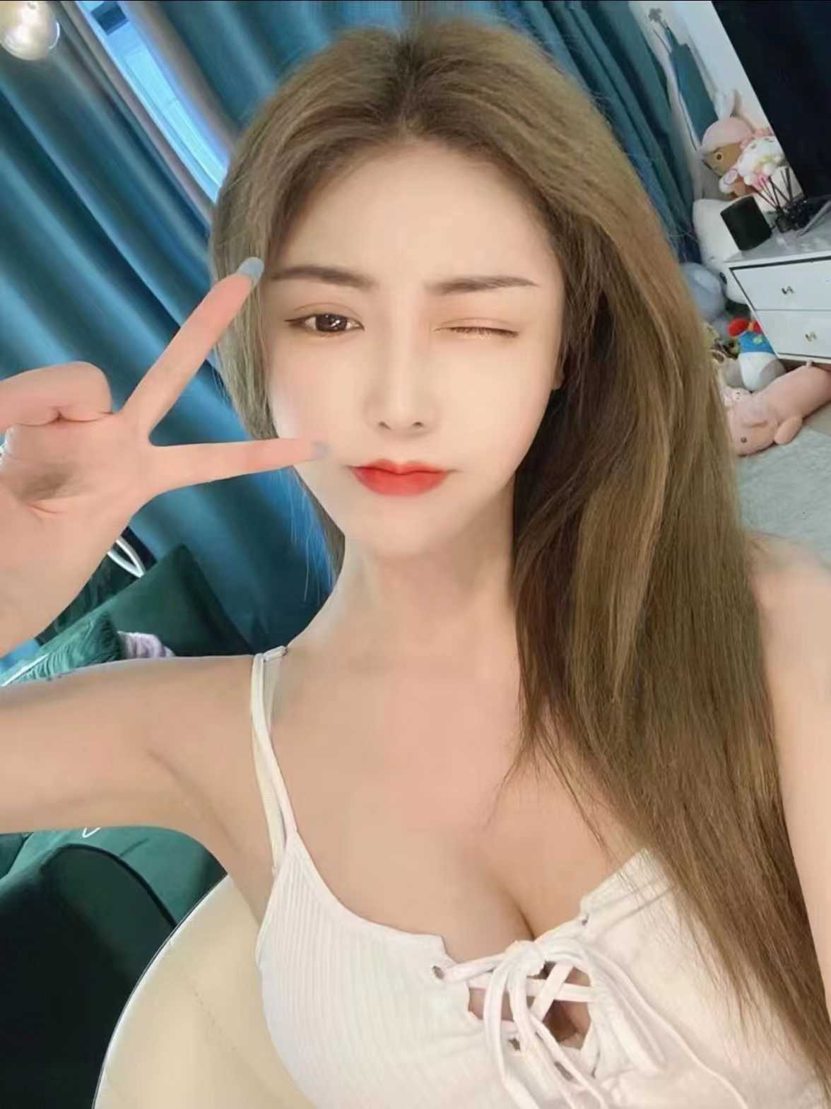 一边插一边揉她的奶子非常爽